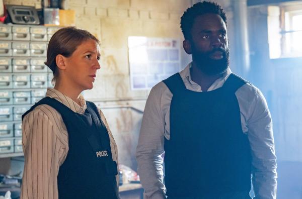 Bild 1 von 2: Ein Tipp hat Matt Brannon zur Flucht verholfen ? Sarah und Steve (Gemma Whelan und Jimmy Akingbola) sind zu spät und verpassen die Verhaftung knapp.