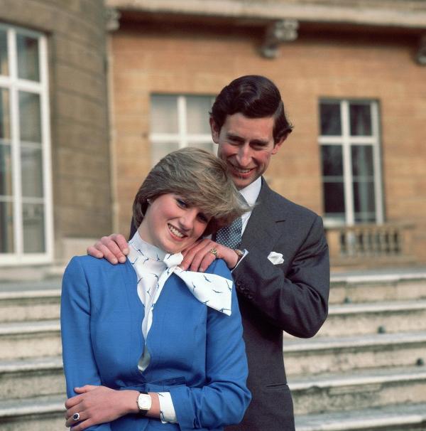 Bild 1 von 7: Im Bild: Prince Charles und Lady Diana Spencer posieren nach der Bekanntgabe ihrer Verlobung vor dem Buckingham Palace für Fotografen.