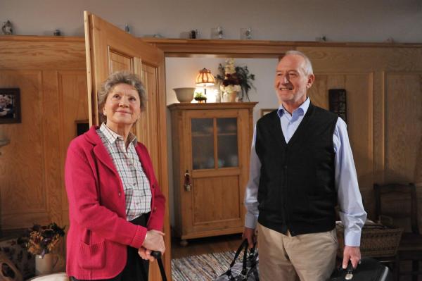 Bild 1 von 10: Hildegard (Antje Hagen, l.); Alfons (Sepp Schauer, r.)