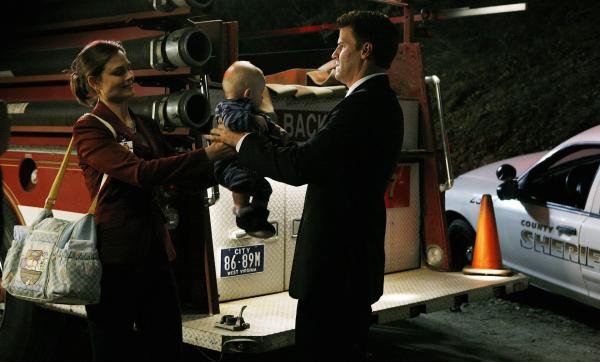 Bild 1 von 9: Dr. Brennan (Emily Deschanel, l.); Booth (David Boreanaz, r.)