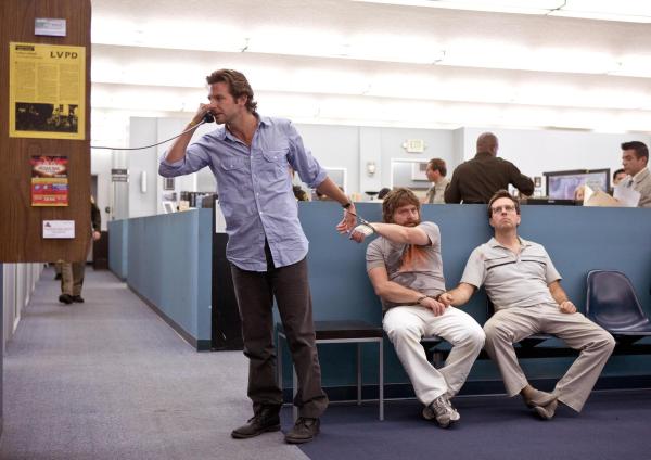 Bild 1 von 50: Im Bild: Eine Nacht, die sie nie vergessen werden: Phil (Bradley Cooper, l.), Stu (Ed Helms, r.) und Alan (Zach Galifianakis, M.).