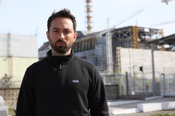 Bild 1 von 2: Presenter Derek Muller vor dem Reaktor des stillgelegten Kernkraftwerks Tschernobyl.