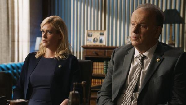 Bild 1 von 9: Abigail Baker (Abigail Hawk, l.) ; Lt. Gormley (Robert Clohessy, r.)