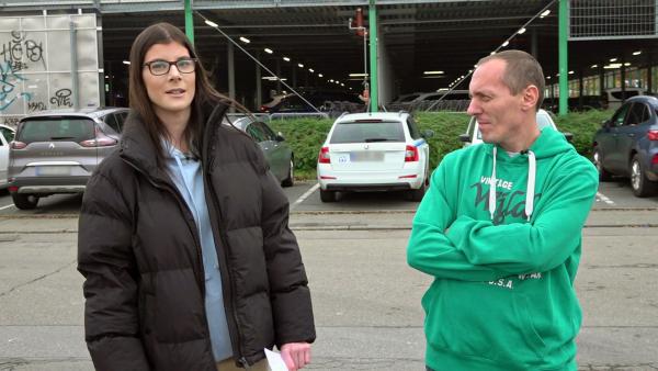 Bild 1 von 2: Familienvater Florian hat seiner Tochter Anna ein Vorstellungsgespräch bei einer Supermarktkette vermittelt, zu welchem er sie auch begleitet.