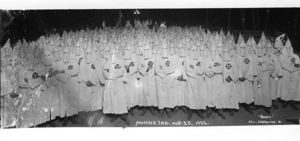 Bild 1 von 2: Weiße Kutten und spitze Kappen: Mitglieder des Ku-Klux-Klans inszenieren sich 1922 in Muncie, Indiana.