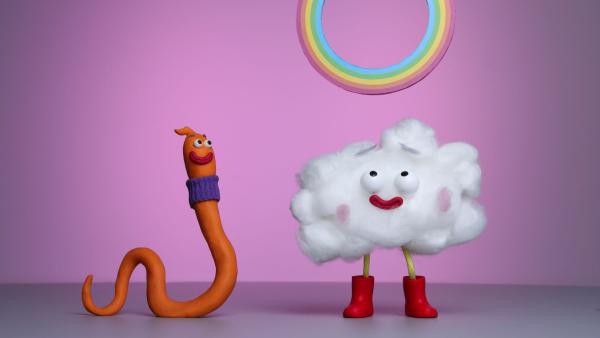 Bild 1 von 1: Wolke & Wurm spielen mit dem Regenbogenring.