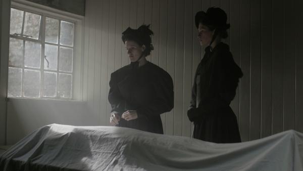 Bild 1 von 2: Die Schwägerin des Opfers, Clara Hogg, nimmt Mary Pearcey zur Identifizierung der Toten ins Leichenschauhaus mit. Das auffällige Verhalten von Mary Pearcey lenkt den Verdacht der Polizei auf sie.