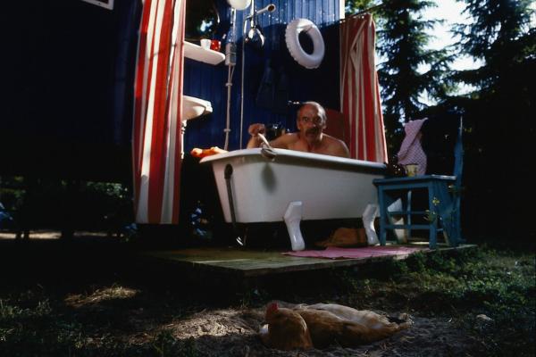 Bild 1 von 4: Peter badet und beobachtet dabei das Huhn.