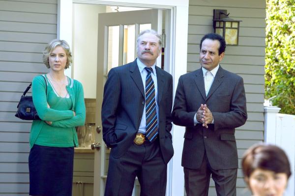 Bild 1 von 14: Im Bild (v.li.): Traylor Howard (Natalie Teeger), Ted Levine (Capt. Leland Stottlemeyer), Tony Shalhoub (Adrian Monk).