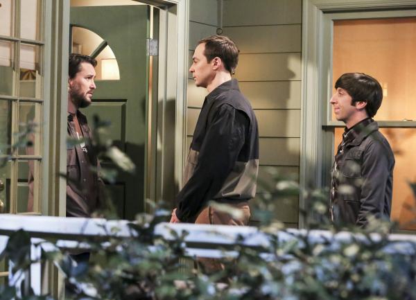 Bild 1 von 22: Sheldon (Jim Parsons, M.) und Howard (Simon Helberg, r.) statten Wil (Wil Wheaton, l.) einen Besuch ab, in der Hoffnung, dass dieser sich darauf einlässt, Sheldon eine Rolle in der Professor Proton-Show zu geben ...