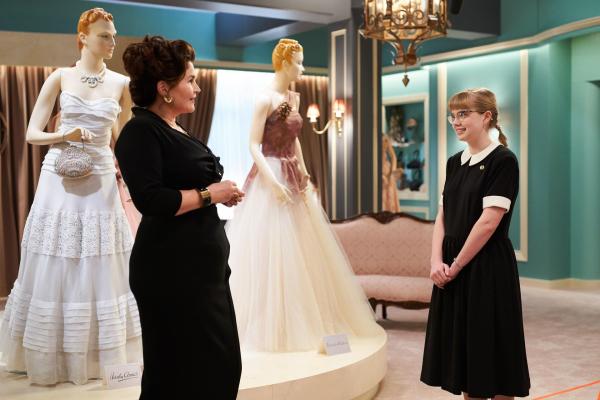 Bild 1 von 13: Magda (Julia Ormond, l.); Lisa (Angourie Rice, r.)