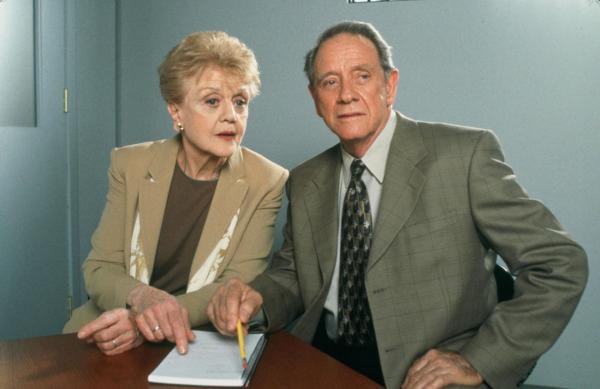 Bild 1 von 3: Jessica Fletcher (Angela Lansbury, l.); Warren Pierce (Richard Crenna, r.)