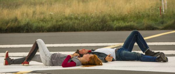 Bild 1 von 8: Mika (Hanna Binke) und Milan (Jannis Niewöhner)