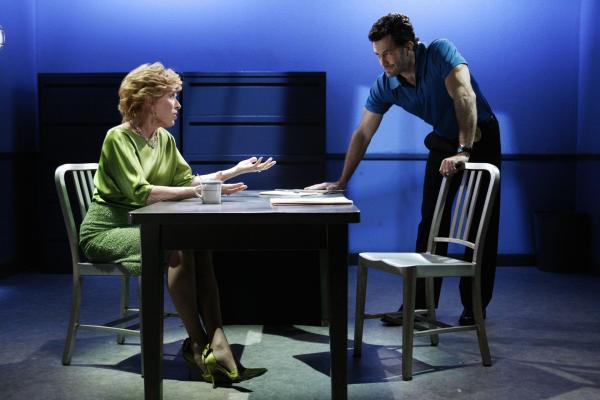 Bild 1 von 9: Evelyn (Holland Taylor, l.) wird von Wes (Michael Lowry, r.) verhört, da ihr frisch angetrauter Ehemann tot aufgefunden wurde ...