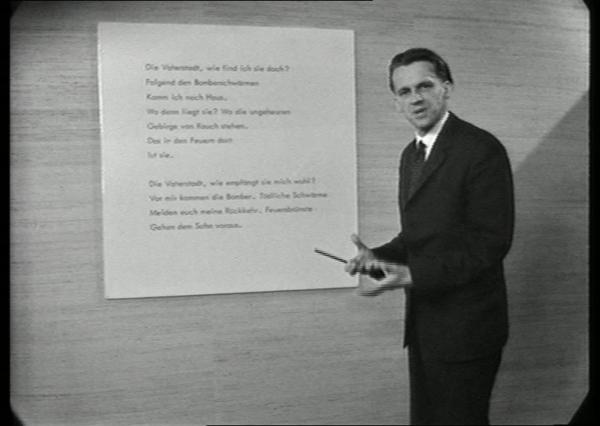 Bild 1 von 4: Das Gedicht von Bertolt Brecht an der Studiowand und Walter Jens erklärt den Inhalt.