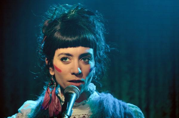 Bild 1 von 4: Niki alias Igrid (Soliane Moisset) singt ab und zu in der \