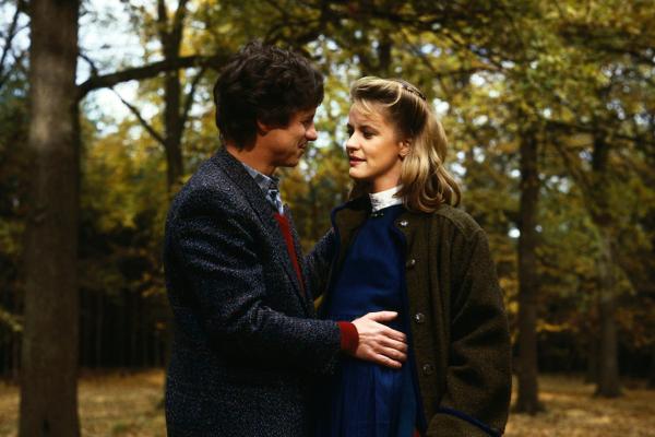 Bild 1 von 3: Rüdiger (Jochen Schröder) übt sich in die zukünftige Rolle des fürsorglichen Vaters und Ehemanns von Freundin Uschi (Anja Schüte).