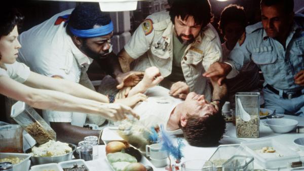 Bild 1 von 6: Einem Crewmitglied geht es nach dem Angriff des unheimlichen Wesens gar nicht mehr gut..