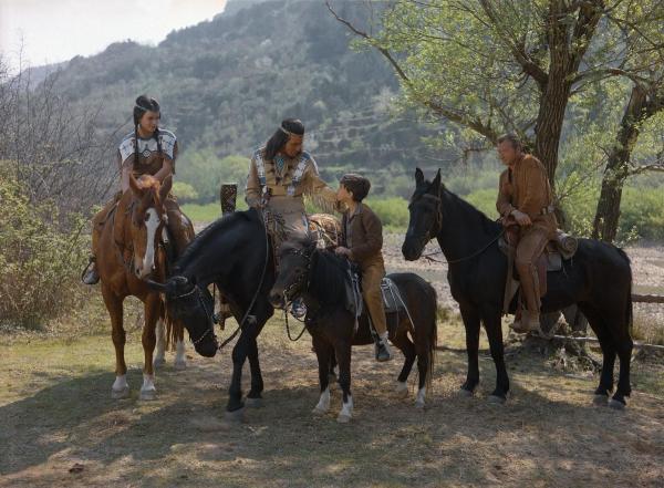 Bild 1 von 3: Bessie (Nada Kasapic, l.); Winnetou (Pierre Brice, 2.v.l.); Old Shatterhand (Lex Barker, r.)