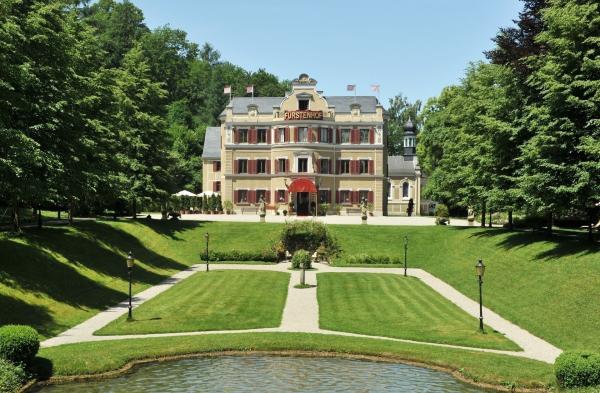 Bild 1 von 4: Der Fürstenhof, ein fiktives oberbayerisches Luxushotel, ist Schauplatz der erfolgreichsten Telenovela im deutschen Fernsehen. Foto: Fürstenhof im Sommer.