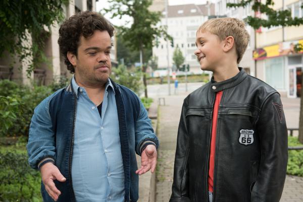 Bild 1 von 13: Tom (Jordan Prentice, links) und Michi (Luis Vorbach, rechts)