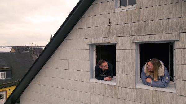 Bild 1 von 15: Fabian (27) und seine Freundin Lea (24) sehen ihre Zukunft in Nordhalben. Lea studiert aktuell Zahnmedizin in Erlangen, möchte aber wieder zurück ins Dorf kommen.