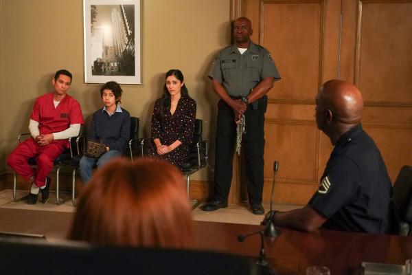 Bild 1 von 2: Sergeant Grey (Richard Jones, r.) macht eine Aussage gegen den inhaftierten Mörder Russell Scanlin (Michael Esparza, l.), der seinen Kollegen vor einigen Jahren umgebracht hatte.