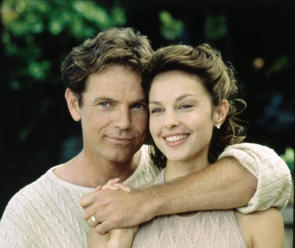 Bild 1 von 13: Führen scheinbar eine glückliche Ehe: Nick (Bruce Greenwood, l.) und seine attraktive Frau Libby (Ashley Judd, r.) ...