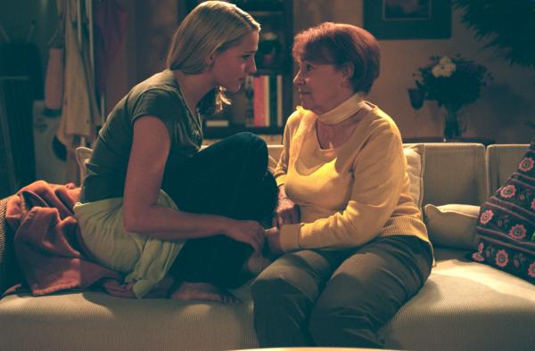 Bild 1 von 1: Omi Ursula (Annemone Haase, r.) ist eine große Stütze für Bianca (Tanja Wedhorn, l.).