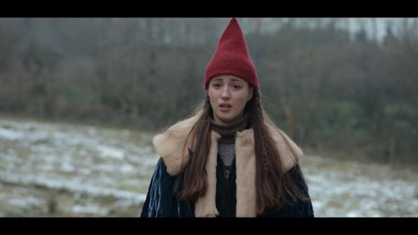 Bild 1 von 6: Tinka (Josephine Chavarria Hßjbjerg) ist voller Trauer, da ihr Vater, der König, nicht nach Kongsby zurückkehrt.