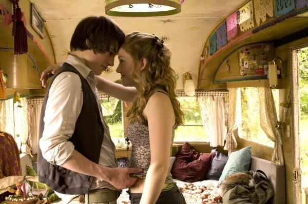 Bild 1 von 4: Fred (Jeremy Mockridge, l.) Sprotte (Michelle von Treuberg, r.)