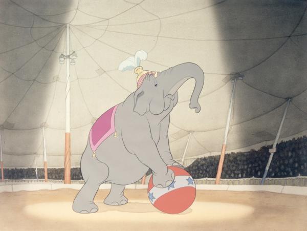 Bild 1 von 31: Das Schicksal meint es zunächst nicht gut mit Dumbo. Seine selbst für einen Elefanten viel zu großen Ohren bereiten ihm nur Scherereien und sorgen bei den anderen Zirkustieren für viel Gelächter. Mit der Hilfe der cleveren Maus Timothy, einer magischen Zauberfeder und jeder Menge Mut erkennt Dumbo, dass er ein ganz besonderer Elefant ist. Denn die hinderlichen Ohren eignen sich hervorragend zum Fliegen und machen Dumbo zum Star der Manege.