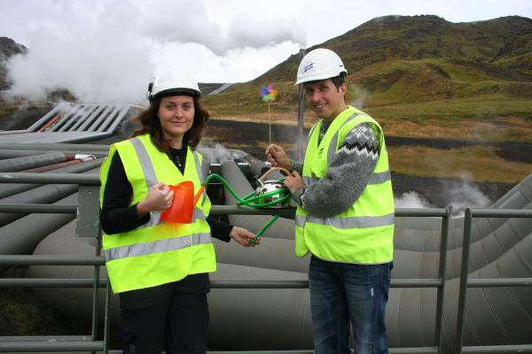 Bild 1 von 7: Willi mit Sunneva am Geothermiekraftwerk.