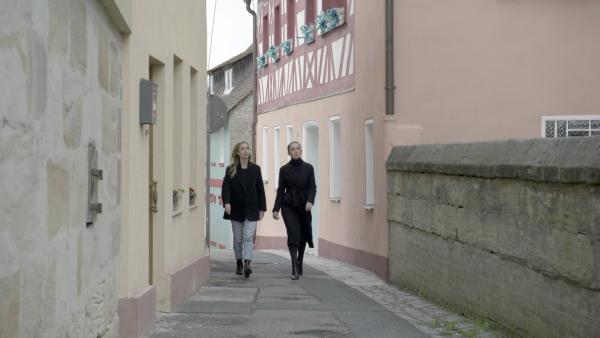 Bild 1 von 4: Laura Wohlers (l.) und Paulina Krasa (r.) auf Recherche in Schnaittach. In dem Ort hat Ingo P. im Dezember 2017 seine Eltern ermordet.