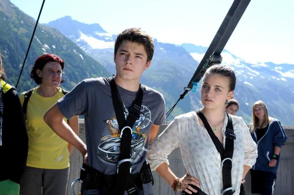 Bild 1 von 24: Im Bild: Lilli (Ronja Forcher, r.) und Mario (Dominik Nowak, 2.v.l.) wollen auch beim Rockrunning mitmachen.