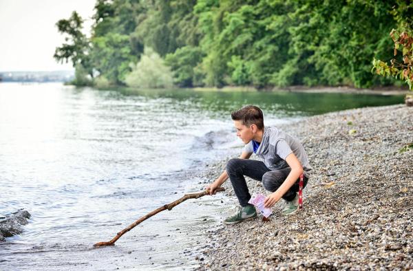 Bild 1 von 2: Im Bild: Neles Sohn Niklas (Noah Calvin) fischt Geldscheine aus dem Bodensee.