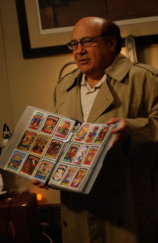 Bild 1 von 8: Die Freunde glauben, in der Politik das große Geld machen zu können. Deshalb fackelt Dennis nicht lange und kandidiert für die Position des Revisionsbeamten für Süd-Philadelphia. Da schickt Frank (Danny DeVito) seine Tochter Dee ins Rennen. Somit ist Chaos vorprogrammiert ...