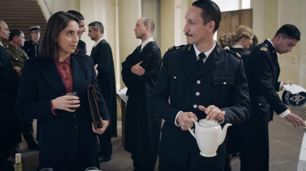 Bild 1 von 2: Verteidigerin Helga Kloninger und Chefankläger Joseph Granier - in einer Verhandlungspause.