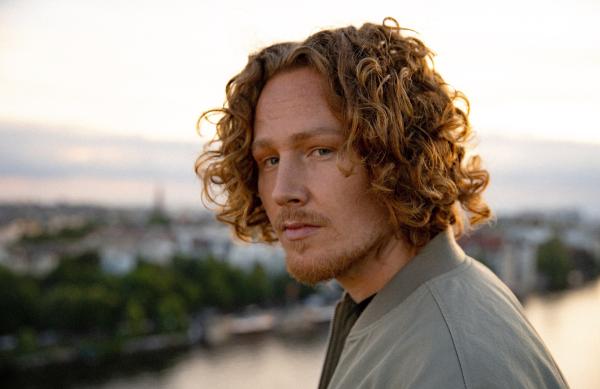 Bild 1 von 1: Michael Schulte steht pünktlich zum Jubiläumsfestival 2025 endlich auf der New Pop Bühne. Mit Hits wie You Let Me Walk Alone, Back To The Start oder Waterfall, dem meistgespielten Song im deutschen Radio 2023, begeistert der Singer-Songwriter Fans europaweit.