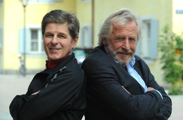 Bild 1 von 11: Martin und Roland versuchen sich vorübergehend als Männer-WG. Von links: Roland Bamberger (Horst Kummeth) und Martin Kirchleitner (Hermann Giefer).