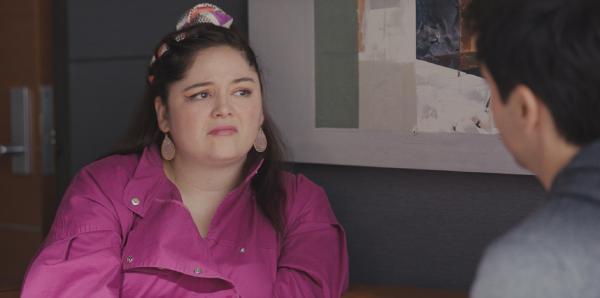 Bild 1 von 3: Kayla (Megan Stalter) verbringt ihren Samstag im Büro, um ihren Boss Jimmy (Paul W. Downs) zu unterstützen. Doch ein kleiner Unfall bringt die Rollen plötzlich durcheinander, und Jimmy muss sich um sie kümmern.