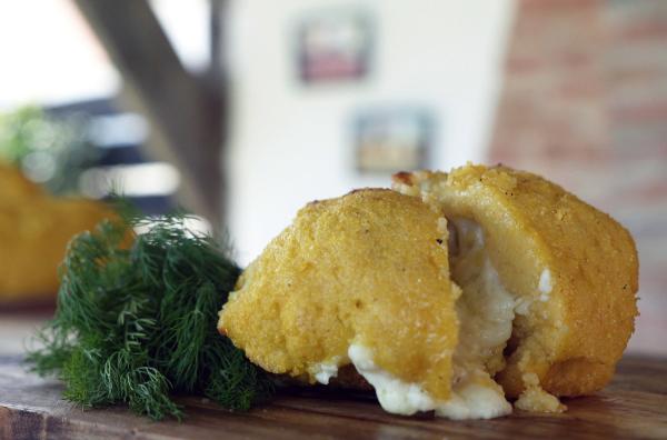 Bild 1 von 2: Die herzhafte Polenta aus den Bergen Rumäniens: Bulz