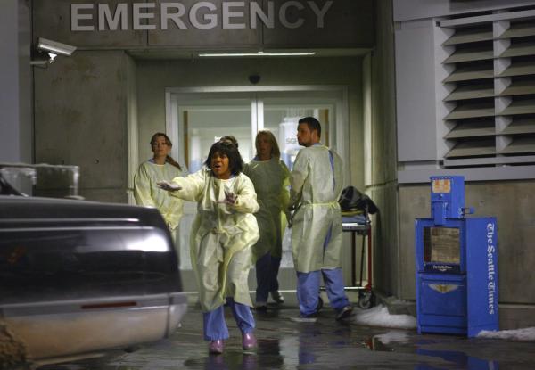 Bild 1 von 43: Als Meredith (Ellen Pompeo, l.), Bailey (Chandra Wilson, 2.vl.), Cristina, Izzie (Katherine Heigl, 2.v.r.) und Alex (Justin Chambers, r.) draußen auf einen Krankenwagen hoffen, der endlich Patienten bringt, kommt eine Limousine angefahren. Drei Frauen auf einem Weg zu einem Ball sind verunglückt ...