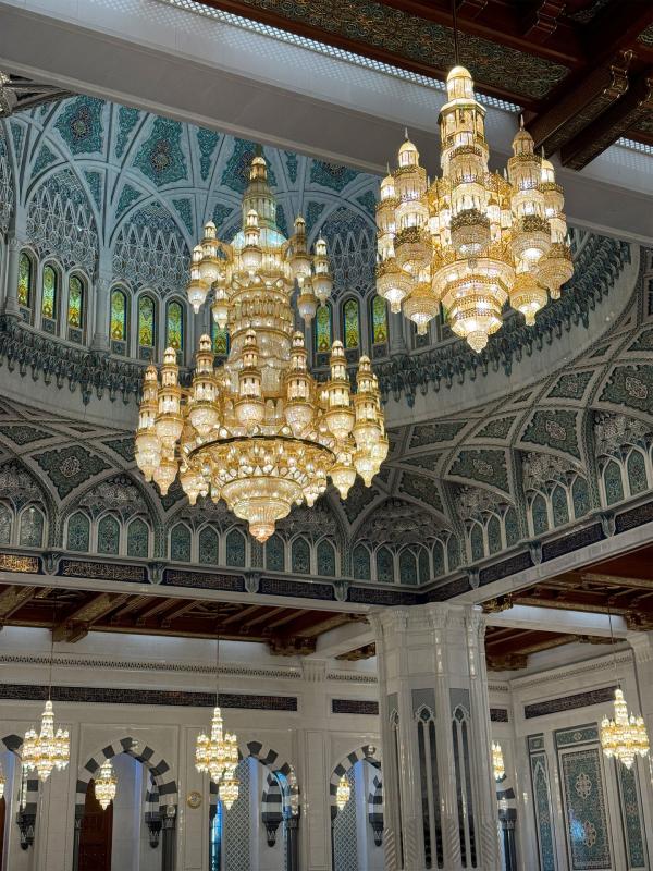 Bild 1 von 7: Der prunkvolle Innenraum der Sultan-Qaboos-Moschee.