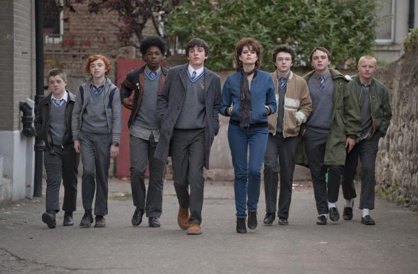 Bild 1 von 7: (v.l.n.r.) (v.l.n.r.) Garry (Karl Rice); Darren (Ben Carolan); Ngig (Percy Chamburuka); Cosmo (Ferdia Walsh-Peelo); Raphina (Lucy Boynton); Eamon (Mark McKenna); Larry (Conor Hamilton); Penny (Ian Kenny)