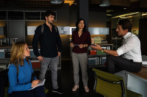 Bild 1 von 10: Radek (Hans-Werner Meyer, r.), Mina (Jasmin Tabatabai, 2.v.r.), Alex (Aleksandar Radenkovic, 2.v.l.) und Jessica (Paula Kalenberg, l.) besprechen die neuesten Erkenntnisse ihres Falls.