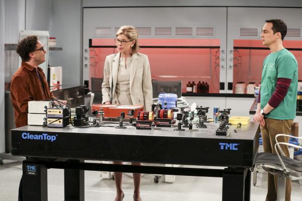 Bild 1 von 10: (v.l.n.r.) Leonard Hofstadter (Johnny Galecki); Dr. Beverly Hofstadter (Christine Baranski); Sheldon Cooper (Jim Parsons)