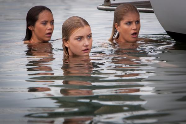 Bild 1 von 6: Mimmi (Allie Bertram, li.), Ondina (Isabel Durant, Mi.) und Sirena (Amy Ruffle, re.) sehen entsetzt, was ihre magischen Kräfte angerichtet haben.