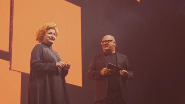 Bild 1 von 15: Sabine Rückert kämpft mit den Tränen als sie die Menschenmengen sieht, die in die Barclay Arena in Hamburg gekommen sind, um ihrem Podcast zu lauschen.