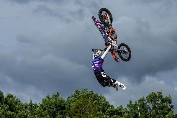 Bild 1 von 1: Freestyle Motocross-Athlet Luc Ackermann aus Thüringen beim Training.